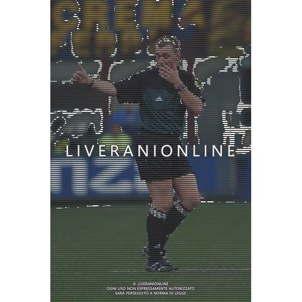 inter-aek atene 21/02/02 nella foto arbitro graham poll - inghilterra dopo la pallonata foto marco luzzani/ag aldo liverani