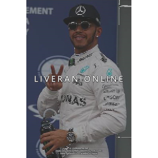 Pole for Lewis Hamilton (GBR) Mercedes Petronas AMG F1. 19.03.2016. Formula 1 World Championship, Rd 1, Australian Grand Prix, Albert Park, Melbourne, Australia, Qualifying Day. - www.xpbimages.com, EMail: requests@xpbimages.com - copy of publication required for printed pictures. Every used picture is fee-liable. © Copyright: Batchelor / XPB Images /Agenzia Aldo Liverani s.a.s./ONLY ITALY-EDITORIAL USE ONLY