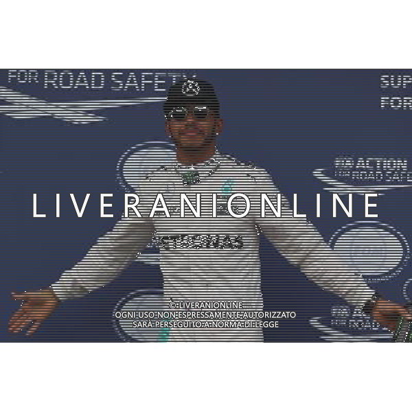 Pole for Lewis Hamilton (GBR) Mercedes Petronas AMG F1. 19.03.2016. Formula 1 World Championship, Rd 1, Australian Grand Prix, Albert Park, Melbourne, Australia, Qualifying Day. - www.xpbimages.com, EMail: requests@xpbimages.com - copy of publication required for printed pictures. Every used picture is fee-liable. © Copyright: Batchelor / XPB Images /Agenzia Aldo Liverani s.a.s./ONLY ITALY-EDITORIAL USE ONLY