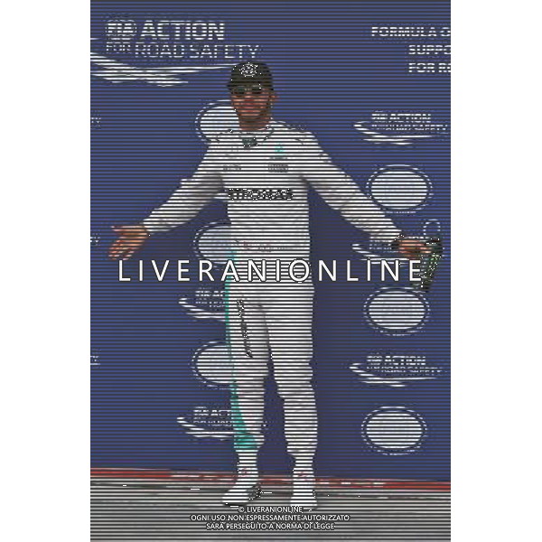 Lewis Hamilton (GBR) Mercedes AMG F1 celebrates his pole position in parc ferme. 19.03.2016. Formula 1 World Championship, Rd 1, Australian Grand Prix, Albert Park, Melbourne, Australia, Qualifying Day. - www.xpbimages.com, EMail: requests@xpbimages.com - copy of publication required for printed pictures. Every used picture is fee-liable. © Copyright: Moy / XPB Images /Agenzia Aldo Liverani s.a.s./ONLY ITALY-EDITORIAL USE ONLY
