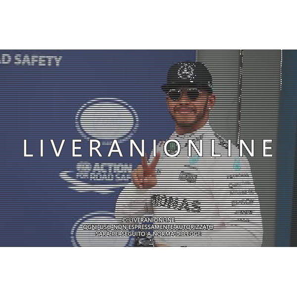 Lewis Hamilton (GBR) Mercedes AMG F1 celebrates his pole position in parc ferme. 19.03.2016. Formula 1 World Championship, Rd 1, Australian Grand Prix, Albert Park, Melbourne, Australia, Qualifying Day. - www.xpbimages.com, EMail: requests@xpbimages.com - copy of publication required for printed pictures. Every used picture is fee-liable. © Copyright: Moy / XPB Images /Agenzia Aldo Liverani s.a.s./ONLY ITALY-EDITORIAL USE ONLY