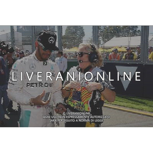 Lewis Hamilton (GBR) Mercedes AMG F1 with a marshal. 20.03.2016. Formula 1 World Championship, Rd 1, Australian Grand Prix, Albert Park, Melbourne, Australia, Race Day. / AGENZIA ALDO LIVERANI SAS - ITALY ONLY EDITORIAL USE ONLY