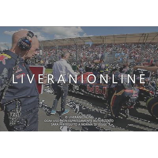 Adrian Newey (GBR) Red Bull Racing Chief Technical Officer looks at the Scuderia Toro Rosso STR11 on the grid. 20.03.2016. Formula 1 World Championship, Rd 1, Australian Grand Prix, Albert Park, Melbourne, Australia, Race Day. / AGENZIA ALDO LIVERANI SAS - ITALY ONLY EDITORIAL USE ONLY
