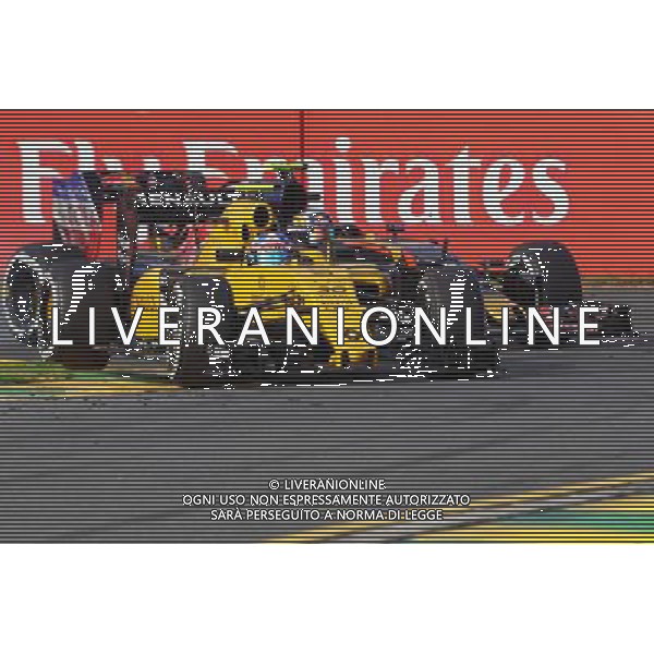 Jolyon Palmer (GBR) Renault Sport F1 Team RS16 and Carlos Sainz Jr (ESP) Scuderia Toro Rosso STR11 battle for position. 20.03.2016. Formula 1 World Championship, Rd 1, Australian Grand Prix, Albert Park, Melbourne, Australia, Race Day. / AGENZIA ALDO LIVERANI SAS - ITALY ONLY EDITORIAL USE ONLY