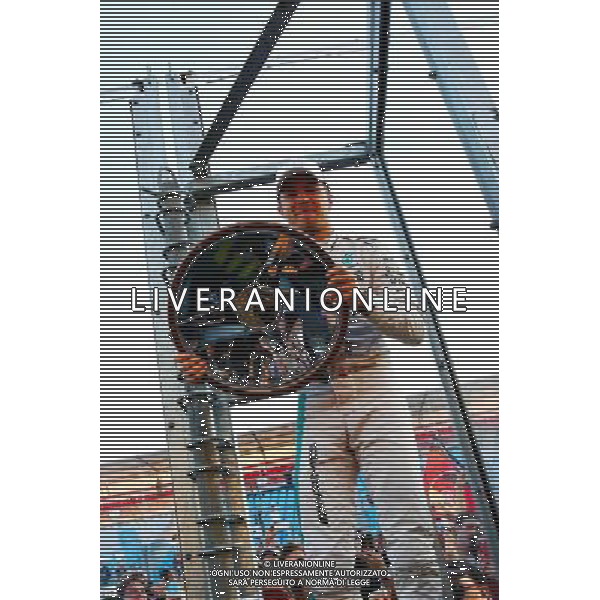 Race winner Nico Rosberg (GER) Mercedes AMG F1 celebrates with the fans. 20.03.2016. Formula 1 World Championship, Rd 1, Australian Grand Prix, Albert Park, Melbourne, Australia, Race Day. / AGENZIA ALDO LIVERANI SAS - ITALY ONLY EDITORIAL USE ONLY