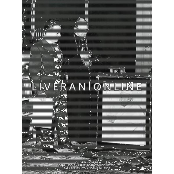 Giovanni Battista Montini, Sua Santita\' Papa Paolo VI ( 262mo vescovo di Roma e papa della Chiesa Cattolica, primate d\'Italia e 4¼ sovrano dello Stato della Citta\' del Vaticano a partire dal 21 giugno 1963 fino alla sua morte avvenuta il 6 agosto 1978 ) - Retrospettiva nella foto il pittore Silvano Caselli consegna al Cardinale Montini il ritratto di Giovanni XXIII, alla sede Arcivescovale di Milano nel 1960 ©ARCHIVIO / AGENZIA ALDO LIVERANI SAS - ITALY ONLY EDITORIAL USE ONLY - ITALY ONLY EDITORIAL USE ONLY