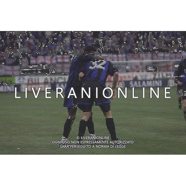 milano 06/12/01 coppa uefa inter - ipswich nella foto kallon e vieri esultano dopo il goal foto aldo liverani