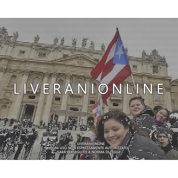 ROMA CITTA DEL VATICANO 23-03-2016 UDIENZA GENERALE DI PAPA FRANCESCO IN PIAZZA SAN PIETRO NELLA FOTO FEDELI CON LA BANDIERA DI CUBA FOTO FABRIZIO CORRADETTI-AG ALDO LIVERANI SAS