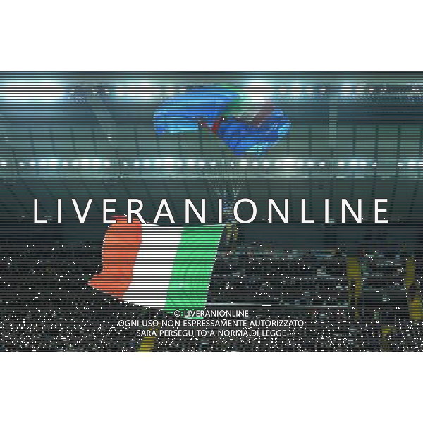 Amichevole Udine - 24.03.2016 Italia-Spagna Nella Foto:l\'arrivo dei paracadutisti con le bandiere di italia e spagna /Ph.Vitez-Ag. Aldo Liverani