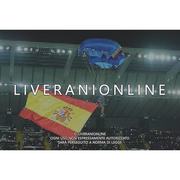 Amichevole Udine - 24.03.2016 Italia-Spagna Nella Foto:l\'arrivo dei paracadutisti con le bandiere di italia e spagna /Ph.Vitez-Ag. Aldo Liverani