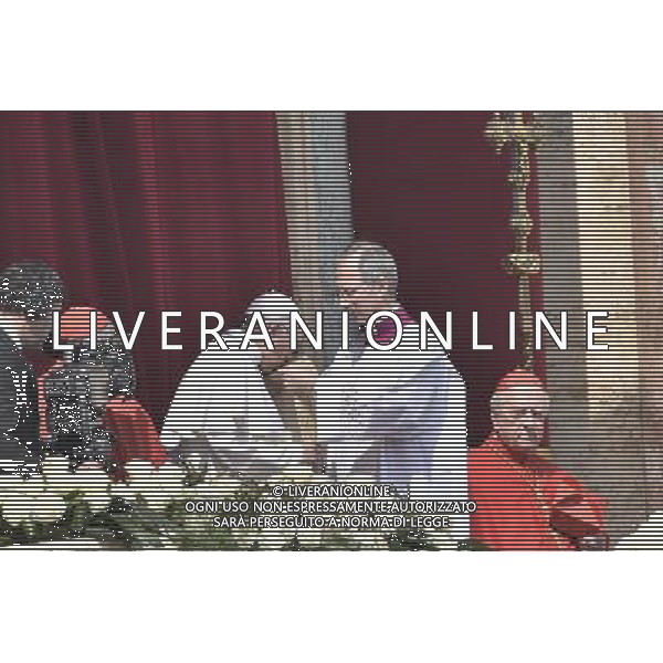 Vaticano Santa Messa Domenica di Pasqua - Piazza San Pietro - 27.03.2016 - nella foto: Papa Francesco durante la benedizione Urbi et Orbi / Ph. Corradetti - Ag. Aldo Liverani sas
