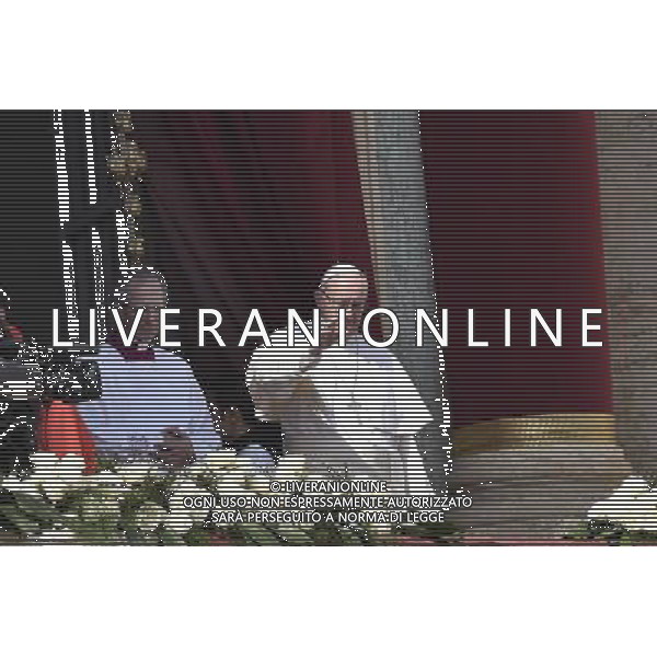 Vaticano Santa Messa Domenica di Pasqua - Piazza San Pietro - 27.03.2016 - nella foto: Papa Francesco durante la benedizione Urbi et Orbi / Ph. Corradetti - Ag. Aldo Liverani sas