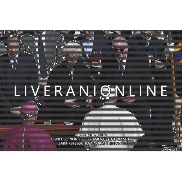 Vaticano Santa Messa Domenica di Pasqua - Piazza San Pietro - 27.03.2016 - nella foto: Papa Francesco saluta Paola Ruffo di Calabria e il marito Alberto II / Ph. Corradetti - Ag. Aldo Liverani sas
