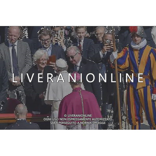 Vaticano Santa Messa Domenica di Pasqua - Piazza San Pietro - 27.03.2016- nella foto: Papa Francesco saluta Paola Ruffo di Calabria e il marito Alberto II / Ph. Corradetti - Ag. Aldo Liverani sas