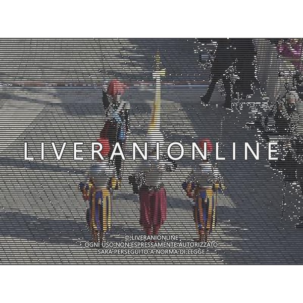 Vaticano Santa Messa Domenica di Pasqua - Piazza San Pietro - 27.03.2016 - nella foto: Saluto alla bandiera della Citta del Vaticano / Ph. Corradetti - Ag. Aldo Liverani sas
