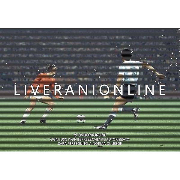 Hendrik Johannes Cruijff, detto Johan Cruyff, calciatore e allenatore di calcio olandese e dirigente sportivo - Retrospettiva nella foto con la maglia della nazionale dell\'Olanda © AGENZIA ALDO LIVERANI SAS - ITALY ONLY