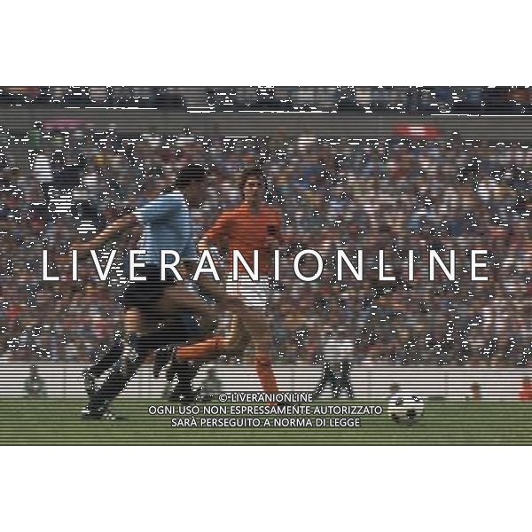 Hendrik Johannes Cruijff, detto Johan Cruyff, calciatore e allenatore di calcio olandese e dirigente sportivo - Retrospettiva nella foto con la maglia della nazionale dell\'Olanda contro l\'Uruguay © AGENZIA ALDO LIVERANI SAS - ITALY ONLY