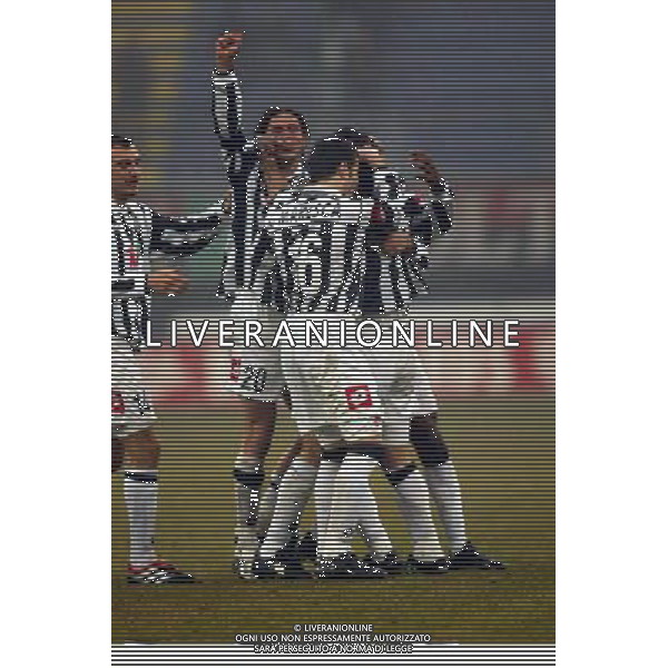 MILAN - JUVENTUS 23/01/2002 COPPA ITALIA NELLA FOTO BIRINDELLI FESTEGGIATO DAI COMPAGNI DOPO IL GOL FOTO ALDO LIVERANI