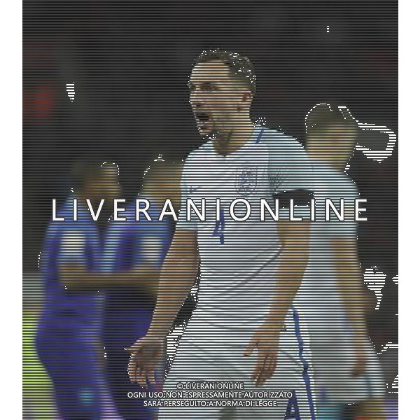 England\'s Danny Drinkwater protests to the linesman as the penalty is awarded against him for handball Photographer AshleyWestern/CameraSport Football - Breast Cancer Care International Friendly - England v Holland - Tuesday 29th March 2016 - Wembley Stadium - London Â© CameraSport - 43 Linden Ave. Countesthorpe. Leicester. England. LE8 5PG - Tel: +44 (0) 116 277 4147 - admin@camerasport.com - www.camerasport.com/ AGENZIA ALDO LIVERANI SAS - italy only editorial use only - Inghilterra - Olanda partita amichevole internazionale