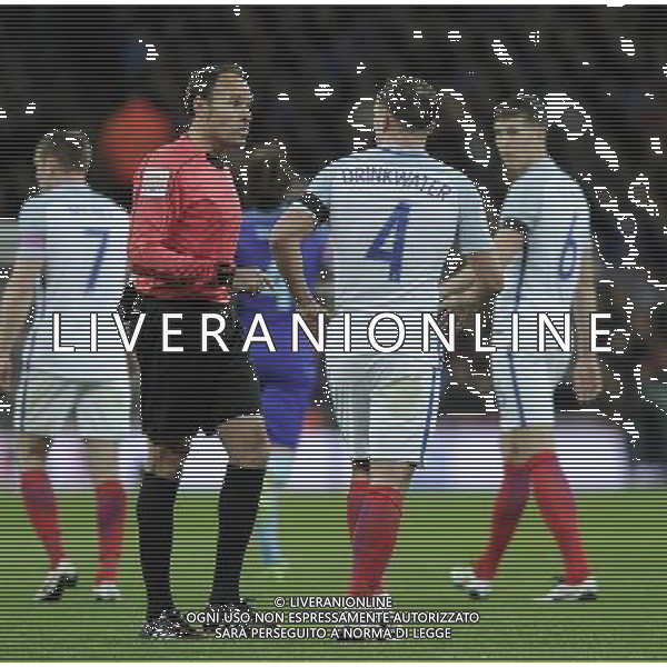 England\'s Danny Drinkwater protests to Referee Antonio Miguel Mateu Lahoz for not giving a foul in the build up to Holland\'s 2nd goal Photographer AshleyWestern/CameraSport Football - Breast Cancer Care International Friendly - England v Holland - Tuesday 29th March 2016 - Wembley Stadium - London Â© CameraSport - 43 Linden Ave. Countesthorpe. Leicester. England. LE8 5PG - Tel: +44 (0) 116 277 4147 - admin@camerasport.com - www.camerasport.com/ AGENZIA ALDO LIVERANI SAS - italy only editorial use only - Inghilterra - Olanda partita amichevole internazionale