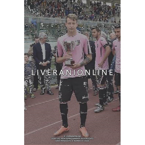 68 Torneo di Viareggio Finale Viareggio - 30.03.2016 - Stadio dei Pini - Juventus vs Palermo - nella foto: Antonino La Gumina premiato come capocannoniere del torneo /Ph. Corradetti - Ag. Aldo Liverani Sas Â© / AGENZIA ALDO LIVERANI SAS