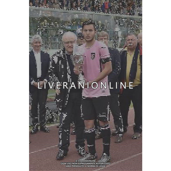 68 Torneo di Viareggio Finale Viareggio - 30.03.2016 - Stadio dei Pini - Juventus vs Palermo - nella foto: Andrea Punzi con la coppa del secondo classificato al torneo /Ph. Corradetti - Ag. Aldo Liverani Sas Â© / AGENZIA ALDO LIVERANI SAS