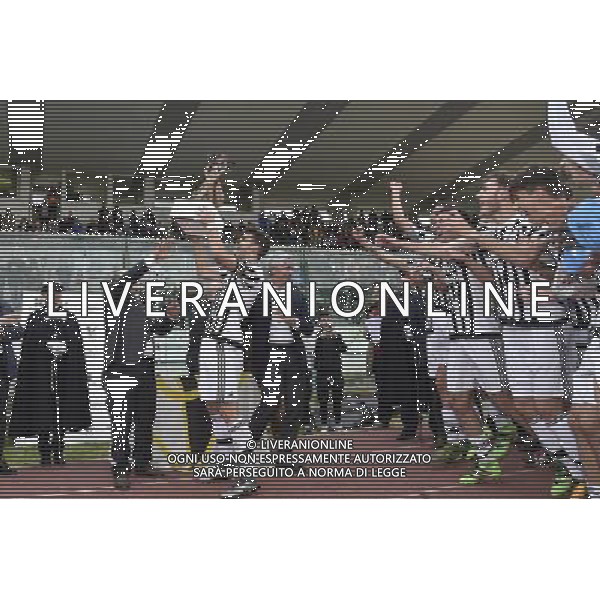 68 Torneo di Viareggio Finale Viareggio - 30.03.2016 - Stadio dei Pini - Juventus vs Palermo - nella foto: Carlos Blanco Moreno alza il trofeo del torneo /Ph. Corradetti - Ag. Aldo Liverani Sas Â© / AGENZIA ALDO LIVERANI SAS