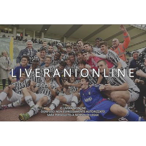 68 Torneo di Viareggio Finale Viareggio - 30.03.2016 - Stadio dei Pini - Juventus vs Palermo - nella foto: esultanza con il trofeo dei giocatori della Juventus /Ph. Corradetti - Ag. Aldo Liverani Sas Â© / AGENZIA ALDO LIVERANI SAS