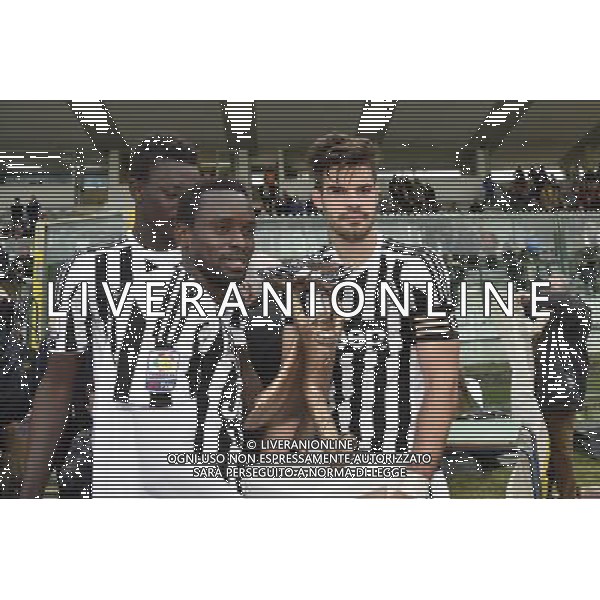 68 Torneo di Viareggio Finale Viareggio - 30.03.2016 - Stadio dei Pini - Juventus vs Palermo - nella foto: Carlos Blanco Moreno e Oumar Toure con il trofeo /Ph. Corradetti - Ag. Aldo Liverani Sas Â© / AGENZIA ALDO LIVERANI SAS