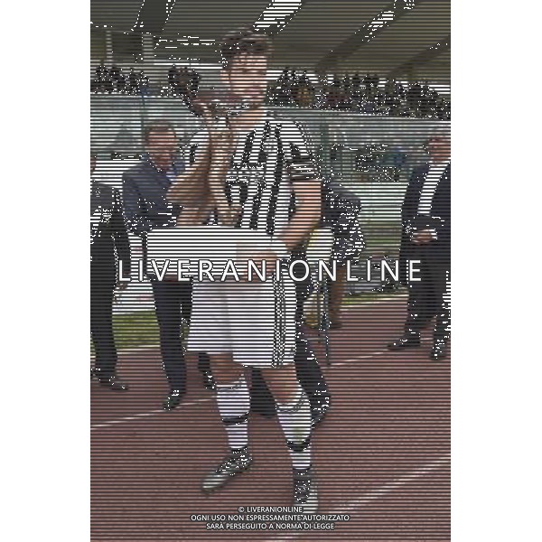 68 Torneo di Viareggio Finale Viareggio - 30.03.2016 - Stadio dei Pini - Juventus vs Palermo - nella foto: Carlos Blanco Moreno con il trofeo /Ph. Corradetti - Ag. Aldo Liverani Sas Â© / AGENZIA ALDO LIVERANI SAS