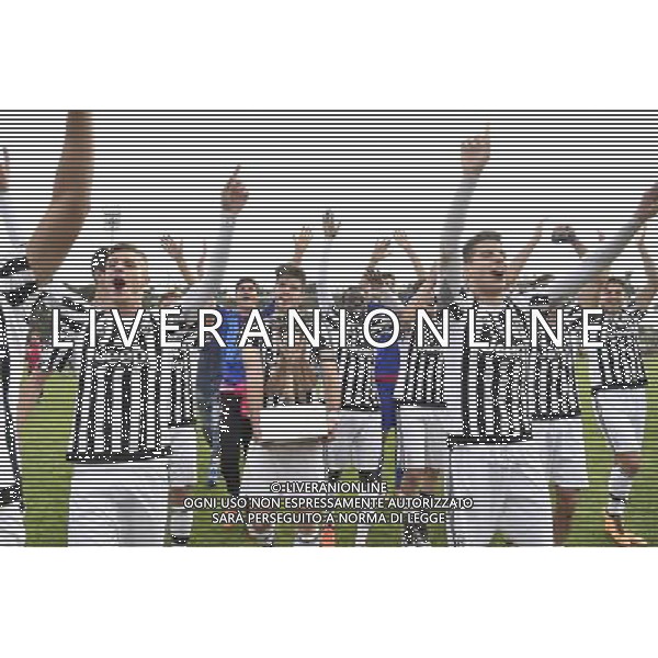 68 Torneo di Viareggio Finale Viareggio - 30.03.2016 - Stadio dei Pini - Juventus vs Palermo - nella foto: I giocatori della Juventus festeggiano con i tifosi /Ph. Corradetti - Ag. Aldo Liverani Sas Â© / AGENZIA ALDO LIVERANI SAS