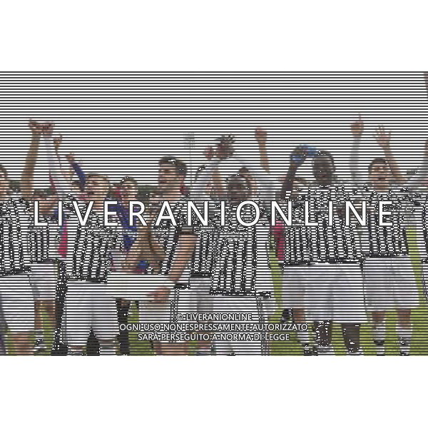 68 Torneo di Viareggio Finale Viareggio - 30.03.2016 - Stadio dei Pini - Juventus vs Palermo - nella foto: I giocatori della Juventus festeggiano con i tifosi /Ph. Corradetti - Ag. Aldo Liverani Sas Â© / AGENZIA ALDO LIVERANI SAS