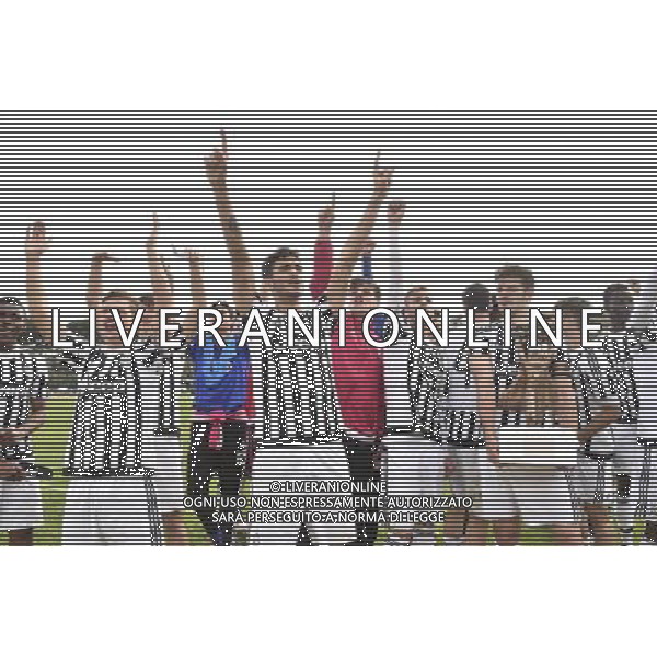 68 Torneo di Viareggio Finale Viareggio - 30.03.2016 - Stadio dei Pini - Juventus vs Palermo - nella foto: I giocatori della Juventus festeggiano con i tifosi /Ph. Corradetti - Ag. Aldo Liverani Sas Â© / AGENZIA ALDO LIVERANI SAS
