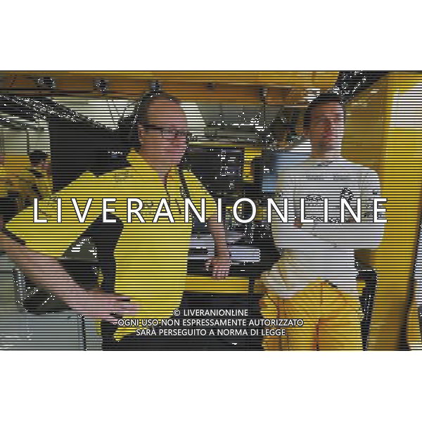 (L to R): Mark Slade (GBR) Renault Sport F1 Team Race Engineer with Jolyon Palmer (GBR) Renault Sport F1 Team. 01.04.2016. Formula 1 World Championship, Rd 2, Bahrain Grand Prix, Sakhir, Bahrain, Practice Day AG ALDO LIVERANI SAS ONLY ITALY
