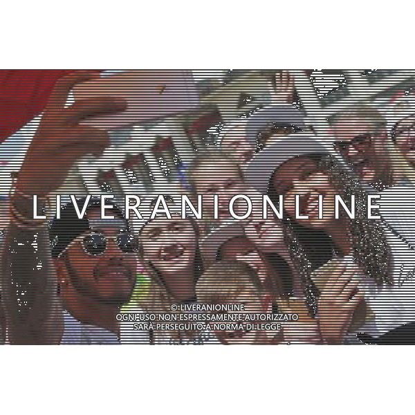 Lewis Hamilton (GBR) Mercedes AMG F1 with fans. 02.04.2016. Formula 1 World Championship, Rd 2, Bahrain Grand Prix, Sakhir, Bahrain, Qualifying Day. AG ALDO LIVERANI SAS ONLY ITALY