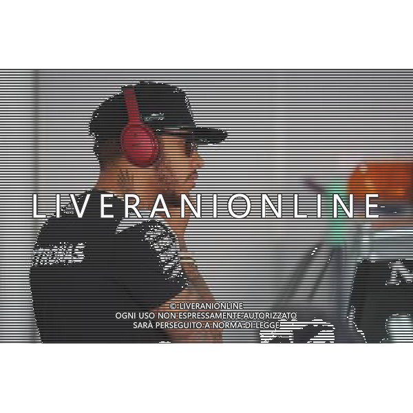 Lewis Hamilton (GBR) Mercedes AMG F1 on the drivers parade. 03.04.2016. Formula 1 World Championship, Rd 2, Bahrain Grand Prix, Sakhir, Bahrain, Race Day. AG ALDO LIVERANI SAS ONLY ITALY