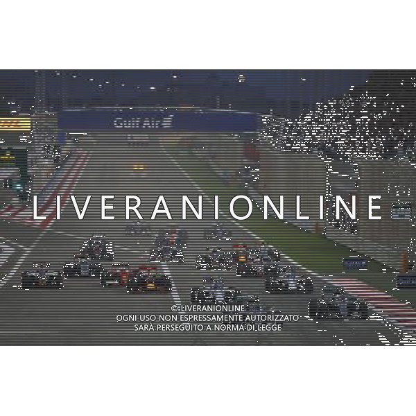 Nico Rosberg (GER) Mercedes AMG F1 W07 Hybrid leads at the start of the race. 03.04.2016. Formula 1 World Championship, Rd 2, Bahrain Grand Prix, Sakhir, Bahrain, Race Day. AG ALDO LIVERANI SAS ONLY ITALY