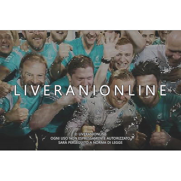 Nico Rosberg (GER) Mercedes AMG F1 celebrates with the team. 03.04.2016. Formula 1 World Championship, Rd 2, Bahrain Grand Prix, Sakhir, Bahrain, Race Day. AG ALDO LIVERANI SAS ONLY ITALY