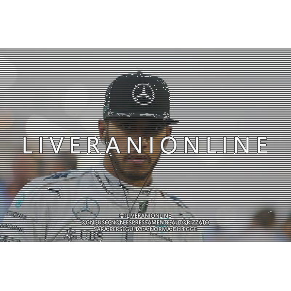 Lewis Hamilton (GBR) Mercedes AMG F1 on the grid. 03.04.2016. Formula 1 World Championship, Rd 2, Bahrain Grand Prix, Sakhir, Bahrain, Race Day. AG ALDO LIVERANI SAS ONLY ITALY