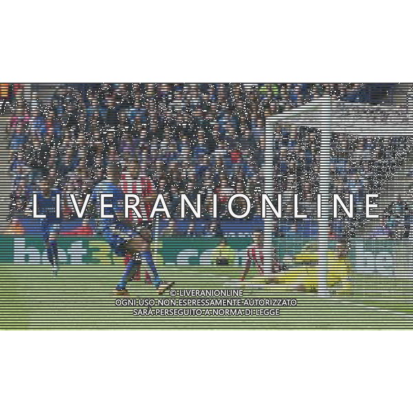 Southampton\'s goalkeeper Fraser Forster denies Leicester City\'s Danny Simpson a late goal with this close range save Photographer Stephen White/CameraSport Football - Barclays Premiership - Leicester City v Southampton - Sunday 3rd April 2016 - King Power Stadium - Leicester © CameraSport - 43 Linden Ave. Countesthorpe. Leicester. England. LE8 5PG - Tel: +44 (0) 116 277 4147 - admin@camerasport.com - www.camerasport.com AG ALDO LIVERANI SAS ONLY ITALY