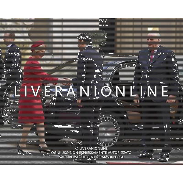 Il Presidente del Consiglio dei Ministri Matteo Renzi incontra i reali di Norvegia re Harald V e la regina Sonja - Roma - 06.04.2016 - Palazzo Chigi - nella foto: Matteo Renzi stringe la mano alla regina Sonja / Ph. Corradetti - Ag. Aldo Liverani Sas / AGENZIA ALDO LIVERANI SAS