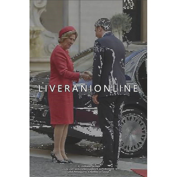 Il Presidente del Consiglio dei Ministri Matteo Renzi incontra i reali di Norvegia re Harald V e la regina Sonja - Roma - 06.04.2016 - Palazzo Chigi - nella foto: Matteo Renzi stringe la mano alla regina / Ph. Corradetti - Ag. Aldo Liverani Sas / AGENZIA ALDO LIVERANI SAS