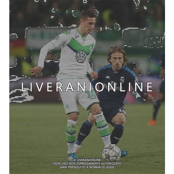 firo Fu§ball, Fussball, 06.04.2016 Uefa Champions League, CL Saison 2015/2016 Viertelfinale, Hinspiel VfL Wolfsburg - Real Madrid CF 2:0 VfL Julian Draxler, Zweikampf Duell, Real Luka Modri Modric $worldrights Es gelten unsere AGB, einsehbar auf www.firosportphoto.de copyright by firo sportphoto: Coesfelder Str.207 48249 DŸlmen www.firosportphoto.de mail@firosportphoto.de (V o l k s b a n k B o c h u m - W i t t e n ) IBAN DE68 4306 0129 0341 1171 00 Tel:Ê 02594 - 9916004 Fax:Ê02594 - 9916005 AG ALDO LIVERANI SAS ONLY ITALY