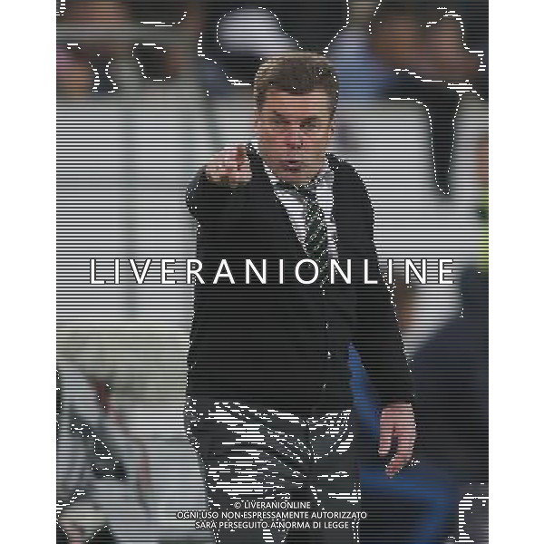 firo Fu§ball, Fussball, 06.04.2016 Uefa Champions League, CL Saison 2015/2016 Viertelfinale, Hinspiel VfL Wolfsburg - Real Madrid CF VfL Trainer Dieter Hecking, Gestik, Geste $worldrights Es gelten unsere AGB, einsehbar auf www.firosportphoto.de copyright by firo sportphoto: Coesfelder Str.207 48249 DŸlmen www.firosportphoto.de mail@firosportphoto.de (V o l k s b a n k B o c h u m - W i t t e n ) IBAN DE68 4306 0129 0341 1171 00 Tel:Ê 02594 - 9916004 Fax:Ê02594 - 9916005 AG ALDO LIVERANI SAS ONLY ITALY