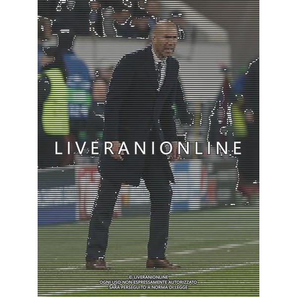 firo Fu§ball, Fussball, 06.04.2016 Uefa Champions League, CL Saison 2015/2016 Viertelfinale, Hinspiel VfL Wolfsburg - Real Madrid CF 2:0 Real Trainer ZinŽdine Zidane, Gestik, Geste, ganze figur, ganzer Kšrper, Koerper $worldrights Es gelten unsere AGB, einsehbar auf www.firosportphoto.de copyright by firo sportphoto: Coesfelder Str.207 48249 DŸlmen www.firosportphoto.de mail@firosportphoto.de (V o l k s b a n k B o c h u m - W i t t e n ) IBAN DE68 4306 0129 0341 1171 00 Tel:Ê 02594 - 9916004 Fax:Ê02594 - 9916005 AG ALDO LIVERANI SAS ONLY ITALY