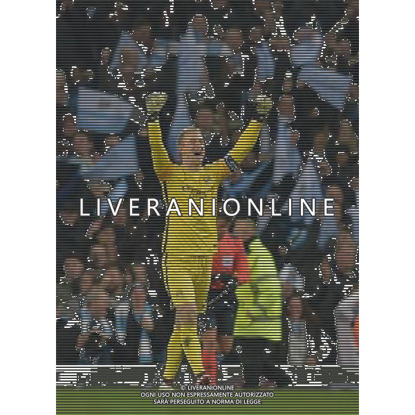 Manchester City\'s Joe Hart celebrates at the final whistle Photographer Dave Howarth/CameraSport Football - UEFA Champions League Quarter Final Second Leg - Manchester City v Paris Saint-Germain - Tuesday 12th April 2016 - Etihad Stadium - Manchester © CameraSport - 43 Linden Ave. Countesthorpe. Leicester. England. LE8 5PG - Tel: +44 (0) 116 277 4147 - admin@camerasport.com - www.camerasport.com AG ALDO LIVERANI SAS ONLY ITALY
