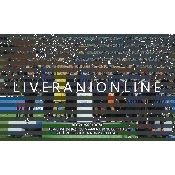 Coppa Italia Primavera TIM Cup 2015/2016 Finale Ritorno Milano - 13.04.2016 Inter-Juventus Nella Foto:fabio della giovanna alza la coppa /Ph.Vitez-Ag. Aldo Liverani