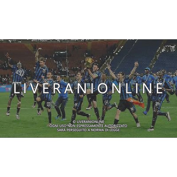 Coppa Italia Primavera TIM Cup 2015/2016 Finale Ritorno Milano - 13.04.2016 Inter-Juventus Nella Foto:la squadra dell\'inter festeggia con la coppa /Ph.Vitez-Ag. Aldo Liverani