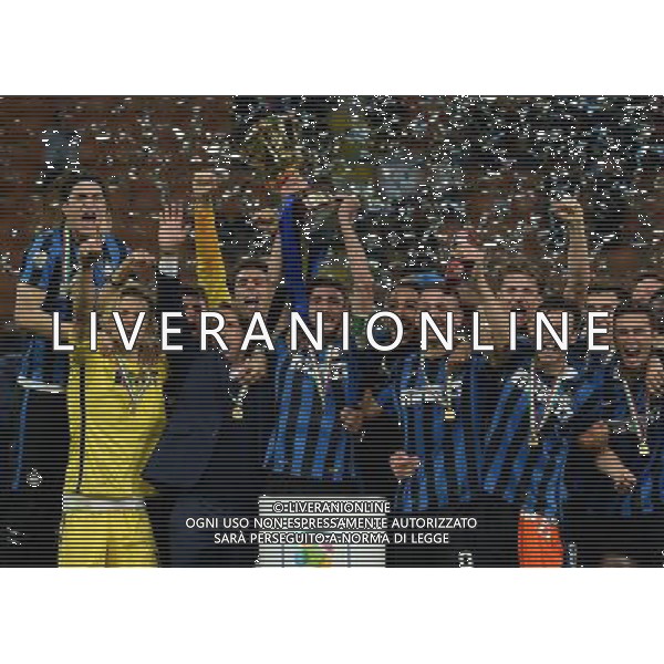 Coppa Italia Primavera TIM Cup 2015/2016 Finale Ritorno Milano - 13.04.2016 Inter-Juventus Nella Foto:fabio della giovanna alza la coppa /Ph.Vitez-Ag. Aldo Liverani