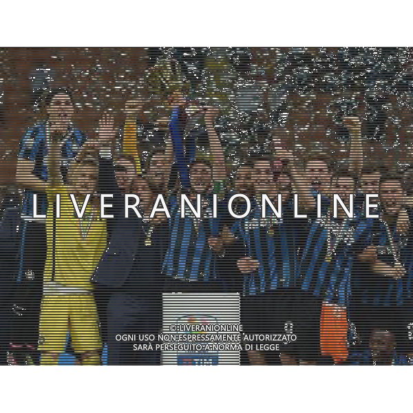 Coppa Italia Primavera TIM Cup 2015/2016 Finale Ritorno Milano - 13.04.2016 Inter-Juventus Nella Foto:Fabio Della Giovanna alza la coppa Italia /Ph.Vitez-Ag. Aldo Liverani